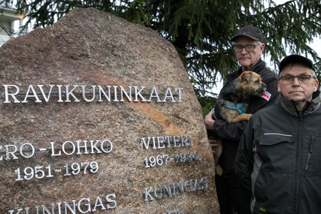 Lukuisten kuninkuuksien muistomerkki on valmis. Pekka Mattila, Onni-koira ja Antti Pöytälaakso muistomerkillä, joka viimeisteltiin teksteillä hiljattain. KUVA: JARI E. HAKALA