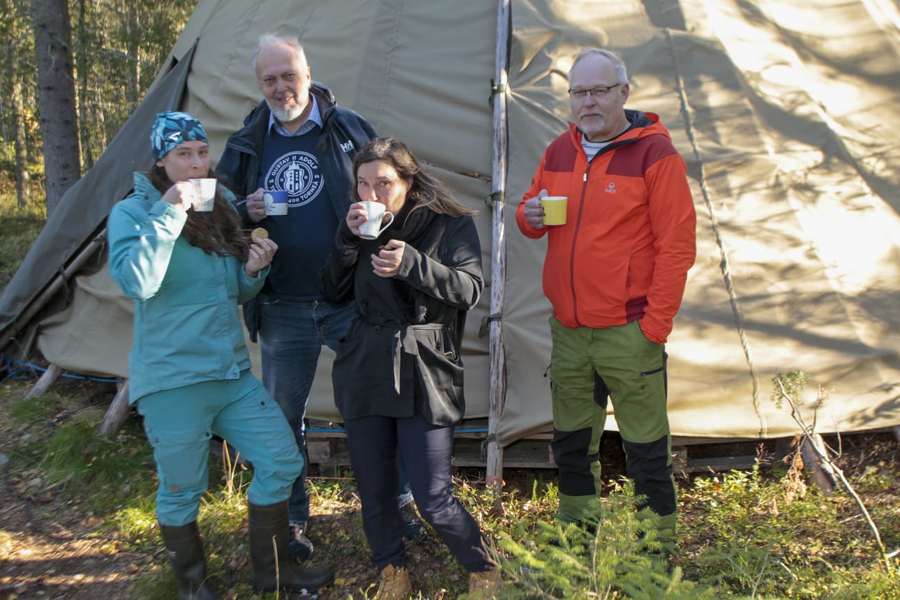 Pro Tornionjokilaakson Liisa Koivisto (vas.), Hannu Alatalo, Piritta Peurasaari ja Ismo Urpilainen nautiskelevat Koiviston kotipihalla Mustajärvellä mukavasta syyssäästä ja kahvikupposesta.
