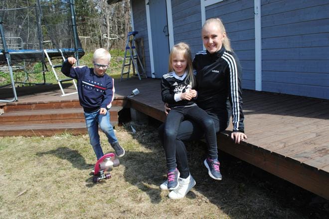 Suvi Raiski on tyytyväinen alanvaihtoon. Äidin päivätyö vaikuttaa myös Niilon ja Metten arkeen. KUVA: EEVA-LIISA KULJU