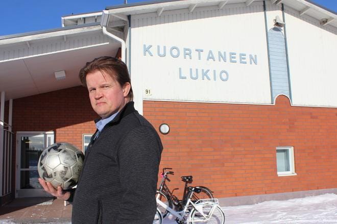 Ensi syksynä myös jalkapallo lukeutuu rehtori Juha Virtasen johtaman Kuortaneen urheilulukion lajikirjoon. KUVA: REIJO HEIKKILÄ