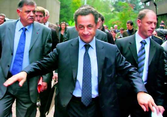 Absoluuttisen päättäväinen. Pariisin lähiöissä poliisien edustajia maanantaina tavannut sisäministeri Nicolas Sarkozy aikoo panna "roskaväen" kuriin.
