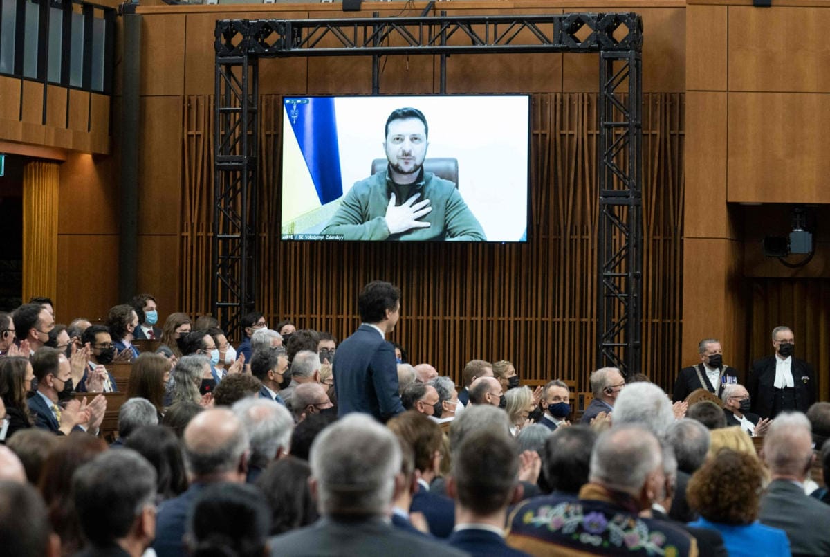 Ukrainan presidentin Volodymyr Zelenskyin on tänään määrä puhua etänä Yhdysvaltain kongressille. Kuvassa Zelenskyi puhuu Kanadan parlamentille. LEHTIKUVA/AFP