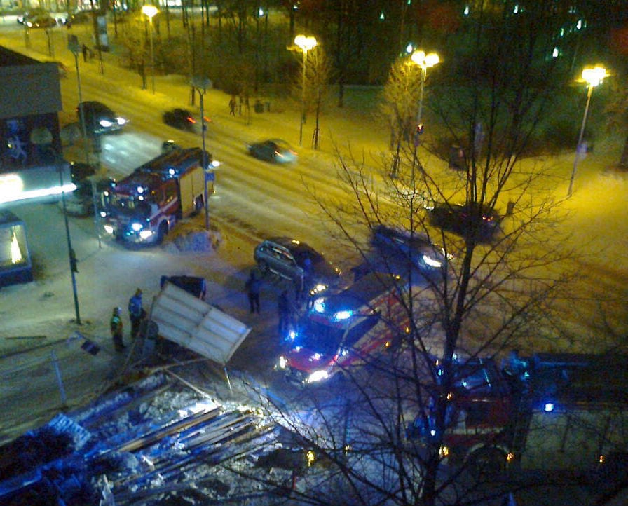 Henkilöauto pyörähti katolleen Hallituskadulla kallioparkkityömaan kohdalla.