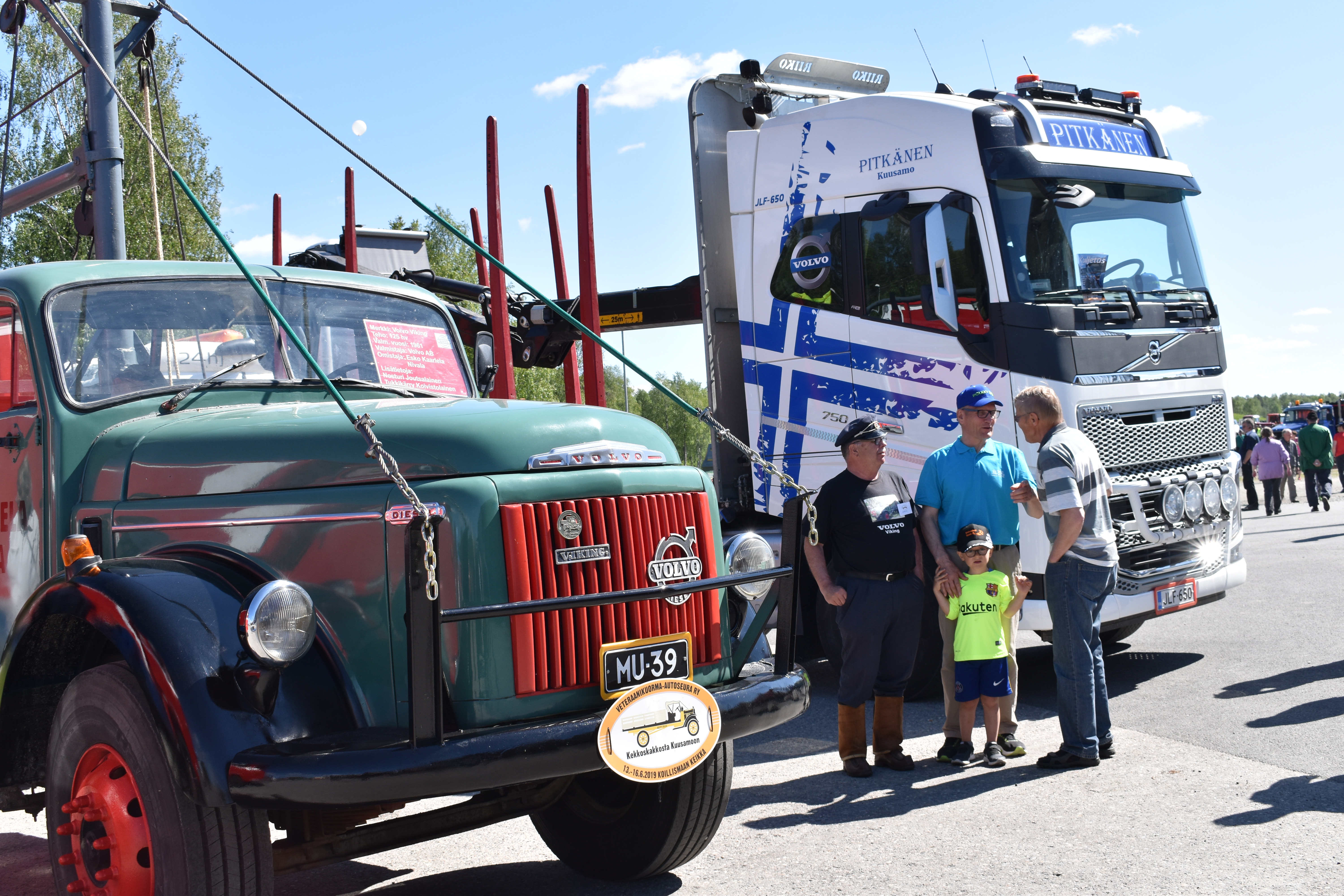 Veteraani kuorma-autojen näyttelyssä liikuntakeskukselle oli pysäköitynä yli sata kuorma-autoa. Kuvan puukuljetusautoilla on ikäeroa reilut 50 vuotta. Vuoden 1961 auto on Esko Kaarlelan ja nykypäivän auto Erkki Pitkäsen.