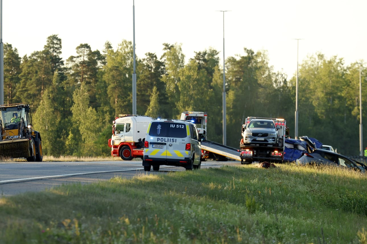 Lahden moottoritiellä on tapahtunut hirvikolari, joka aiheutti viiden auton peräänajon. Ainakin 10 ihmistä on loukkaantunut. LEHTIKUVA / Roni Rekomaa