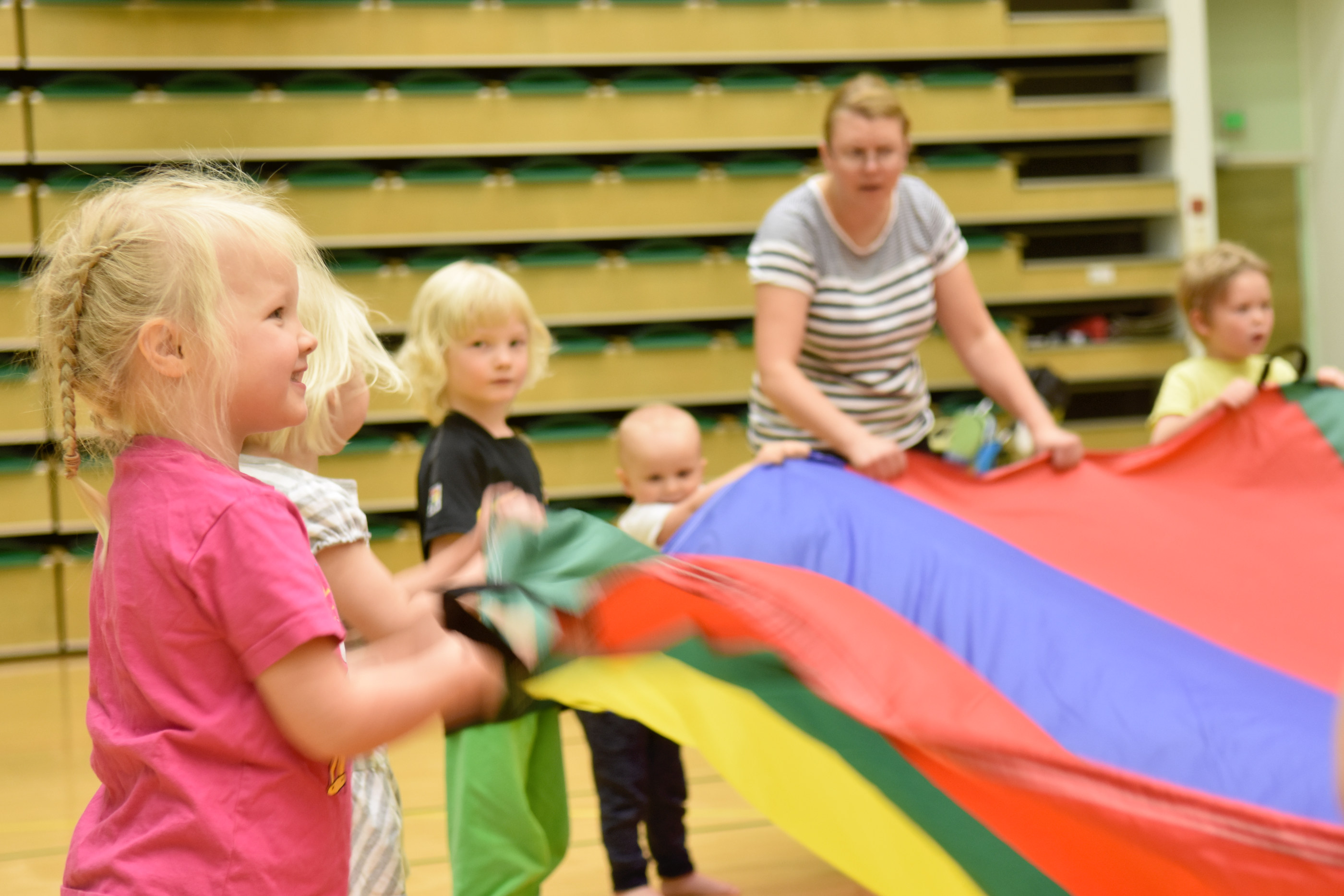 Päiväkoti Ullakaisan lapset jumppaavat keskiviikkoisin liikuntahallilla. Minea Härkönen, Santeri Karjalainen, Kasperi Pitkänen ja Päivi Määttä leikkivarjoleikeissä.