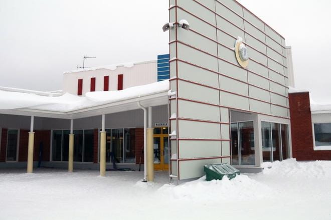 Eri puolilla Alahärmän Kirkonkylän koulua on kosteus- ja mikrobivaurioita. KUVA: ANU NAHKALA