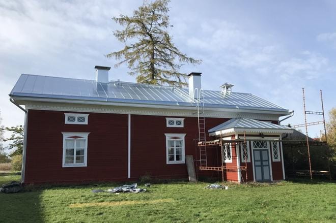 Jalasjärveläisen Ventelän talon katto kunnostettiin aikakautensa kuosiin vuonna 2018. KUVA: HANNA RANTO