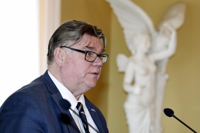 Ulkoministeri Timo Soini Eurooppalaisen hybridiuhkien torjunnan osaamiskeskuksen perustamisasiakirjan allekirjoitustilaisuudessa Helsingissä. KUVA: LEHTIKUVA / MARKKU ULANDER