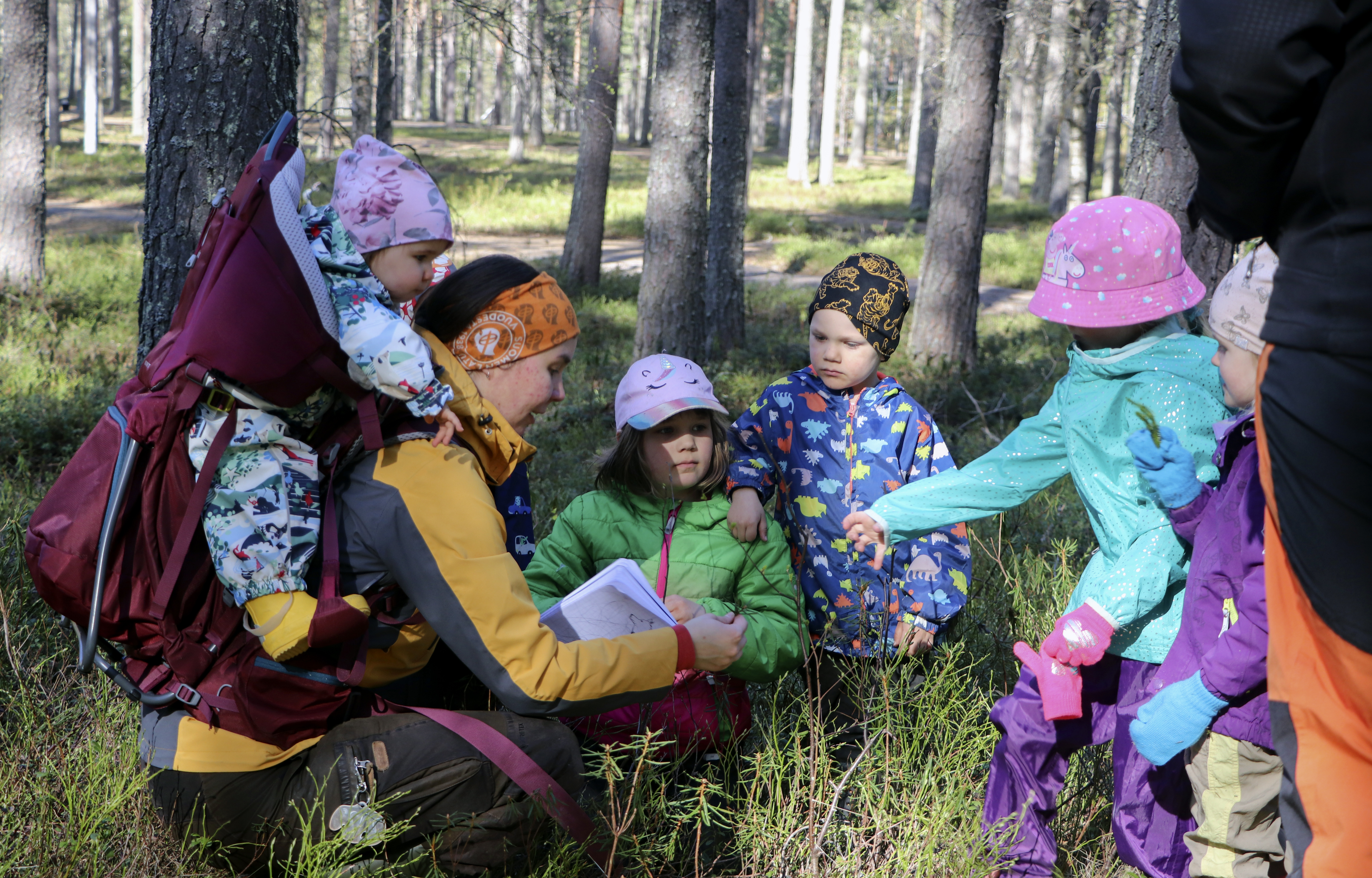 Metsämörrikerhossa lapset pääsivät tutkimaan ja ihmettelemään luontoa – katso kuvakooste lasten leikeistä Jyrkkäkosken metsässä