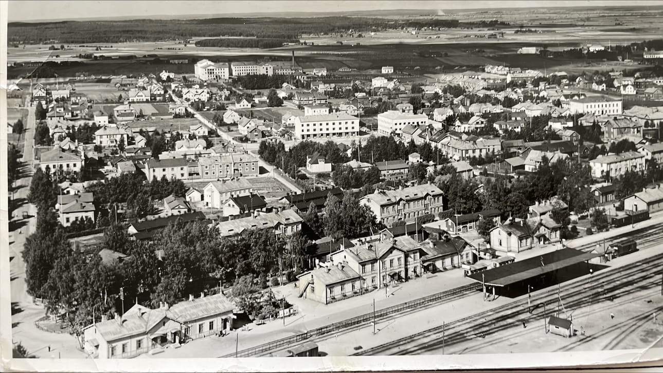 Upea ilmakuva keskustasta. Etualalla asemarakennuksia 1880-luvulta, niiden takana kaksi komeaa rautatieläisten asuinkasarmia. Lääninsairaalan ja kivikoulun ohella ovat uusiksi maamerkeiksi nousseet Vaasan talo ja osuuskauppa, molemmat vuodelta 1936. Osk:n paikalla on nyt Osuuspankki. Vasemmassa laidassa kohoaa korkeimmalle Maanviljelysseuran talo (1930), joka puolestaan jäi Epstorin alle.