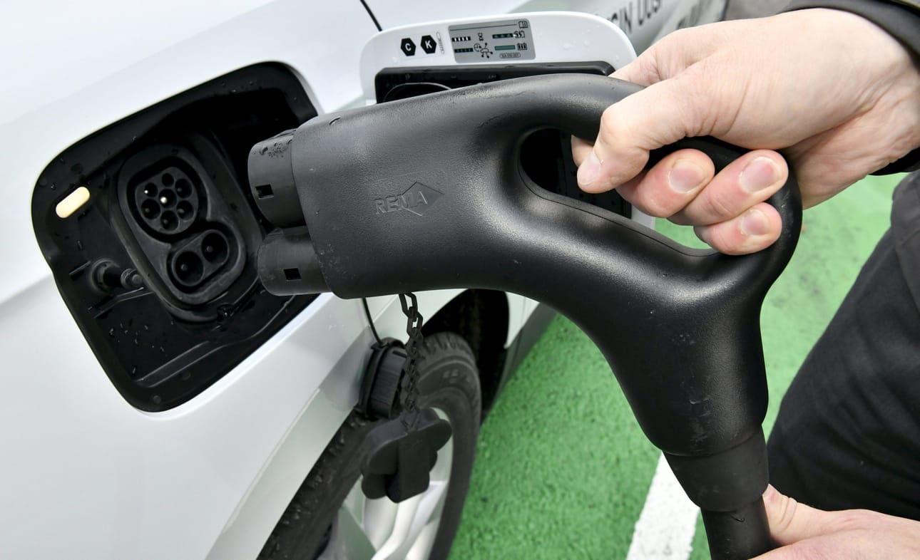 IEA:n mukaan aurinkoenergian käytön ja sähköajoneuvojen määrän ennätysmäinen kasvu voivat mahdollistaa ilmastotavoitteen saavuttamisen. LEHTIKUVA / HEIKKI SAUKKOMAA