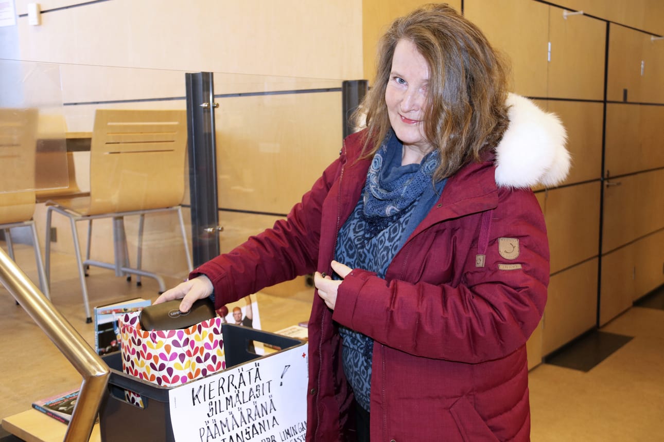 Kaisa Ylilauri osallistui SPR:n silmälasikeräykseen. Neljät hänen vanhat lasinsa suuntaavat kohti Tansaniaa.