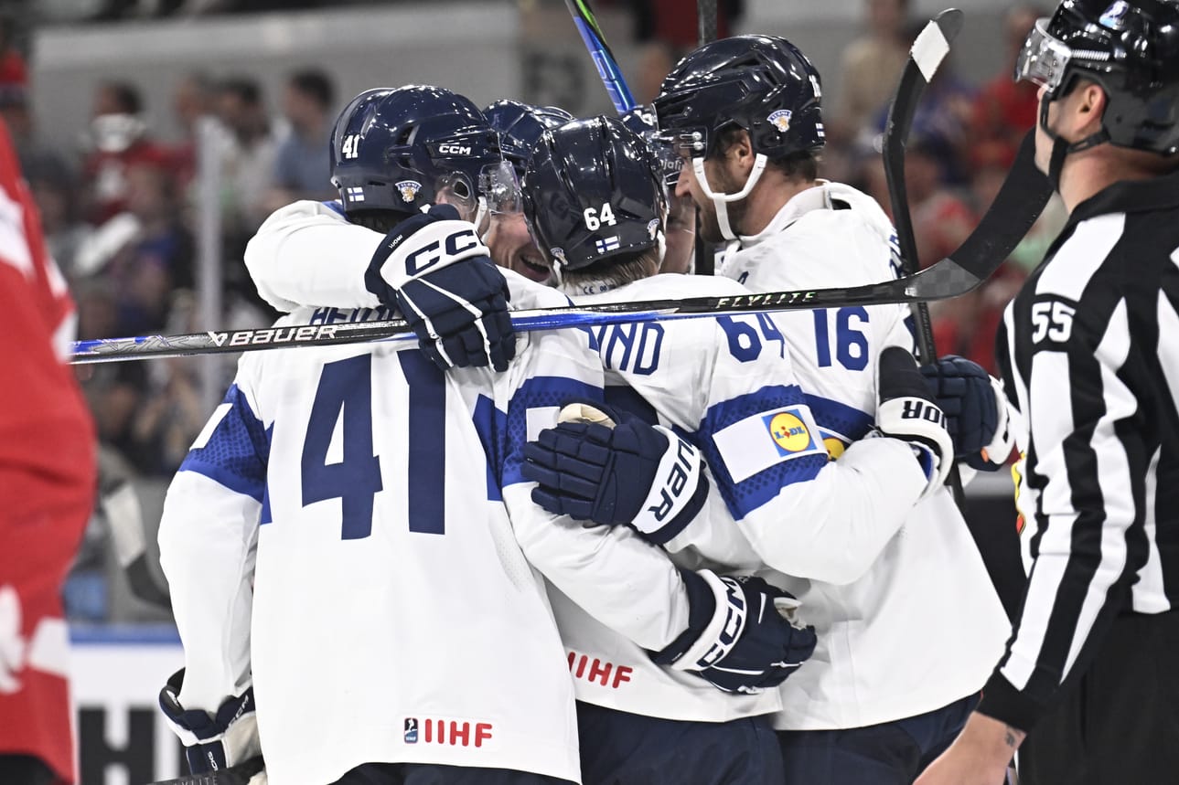 Suomen ykkösketju oli Aleksander Barkovin (16) johdolla huimassa lyönnissä.