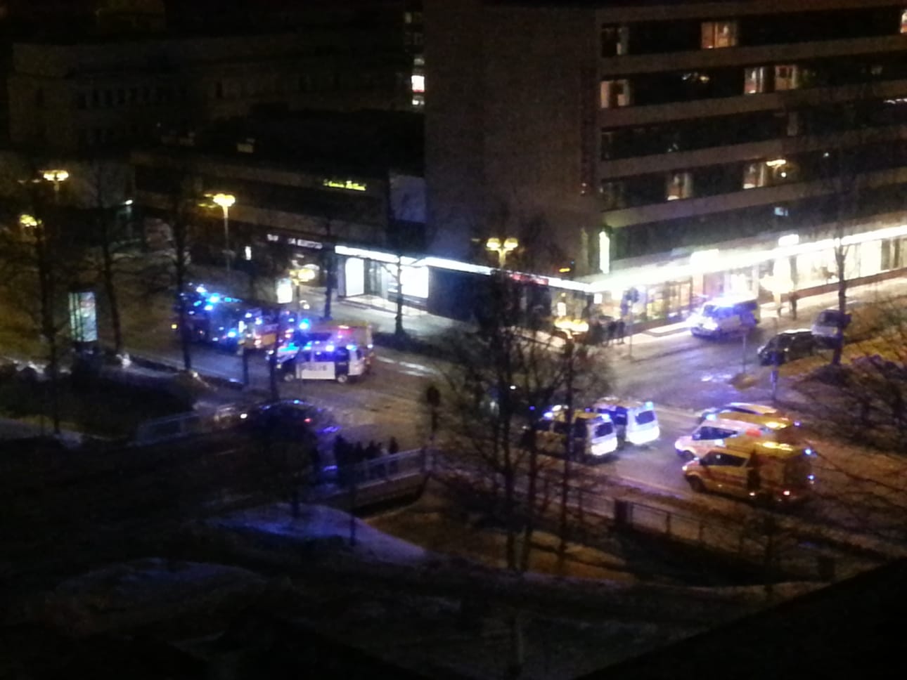 Paikalle hälytettiin lukuisia poliisiautoja ja pelastuslaitoksen yksiköitä.