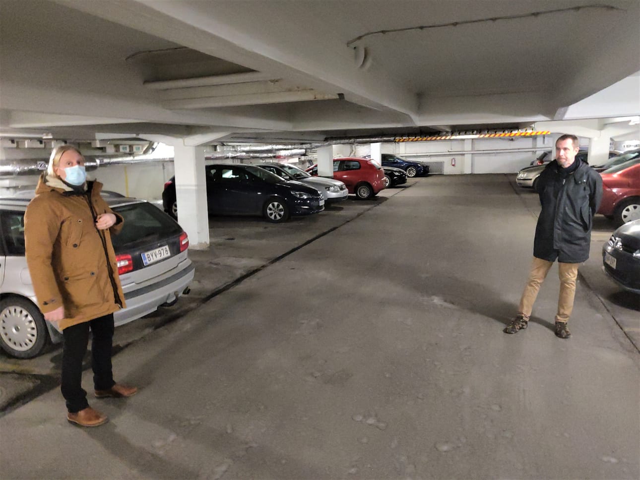 1950-luvun puolivälissä rakennetun taloyhtiön parkkihalli on ajan tavan mukaan matala ja varsin ahdas. Autopaikkoja on 28, ja latausvalmius toteutettiin kerralla kaikille, Joni Möttönen (vas.) ja Antti Rinne kertovat.