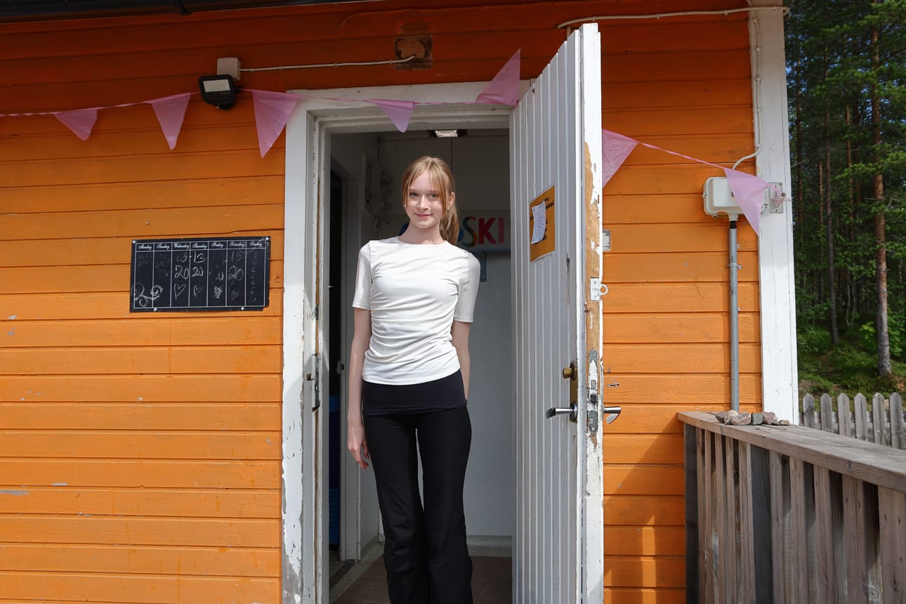 Varenka Nieminen kertoo, että aukioloaikaa pidennettiin tunnilla.