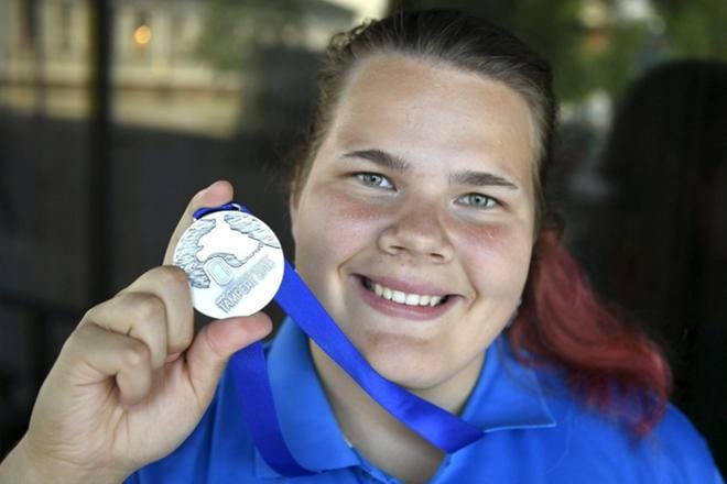 Helena Leveelahti näyttää nuorten MM-kisojen hopeamitaliaan. Kuva: Jussi Nukari/Lehtikuva
