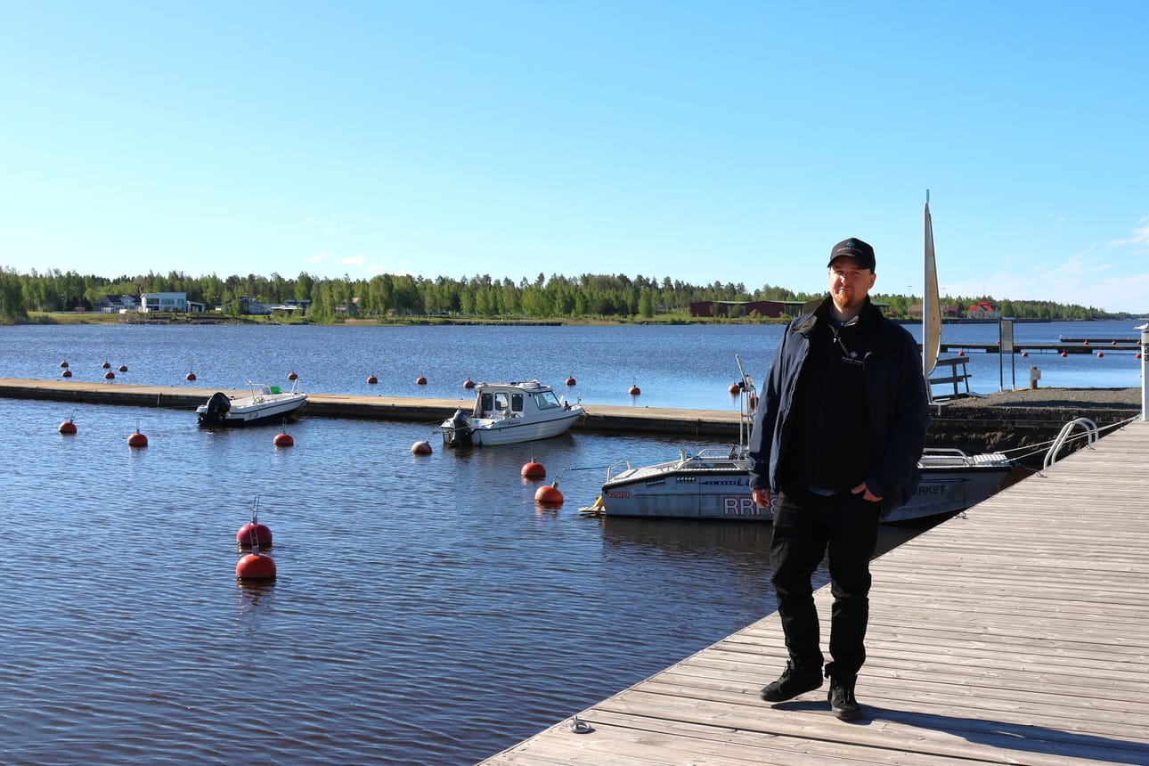 Daniel Hellman seisoo kohdalla, johon hän suunnittelee sijoittavansa Kristiinan vierasvenesatamaan asettuvan veneensä.