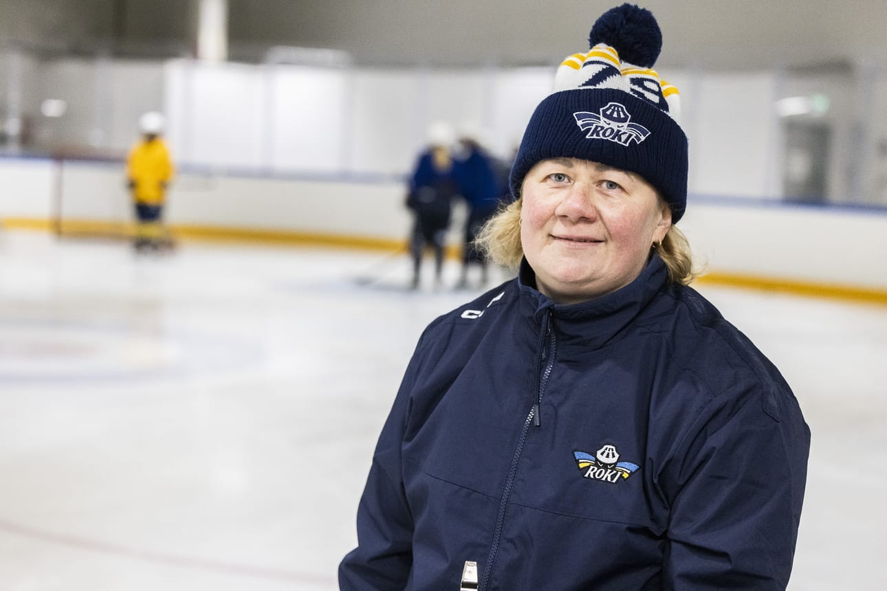 Oona Parviainen, 47, on kilpailuhenkinen. Sitä hän oli jo pelaajana, eikä valmennustehtäviin siirtyminen ole vienyt halua voittaa.