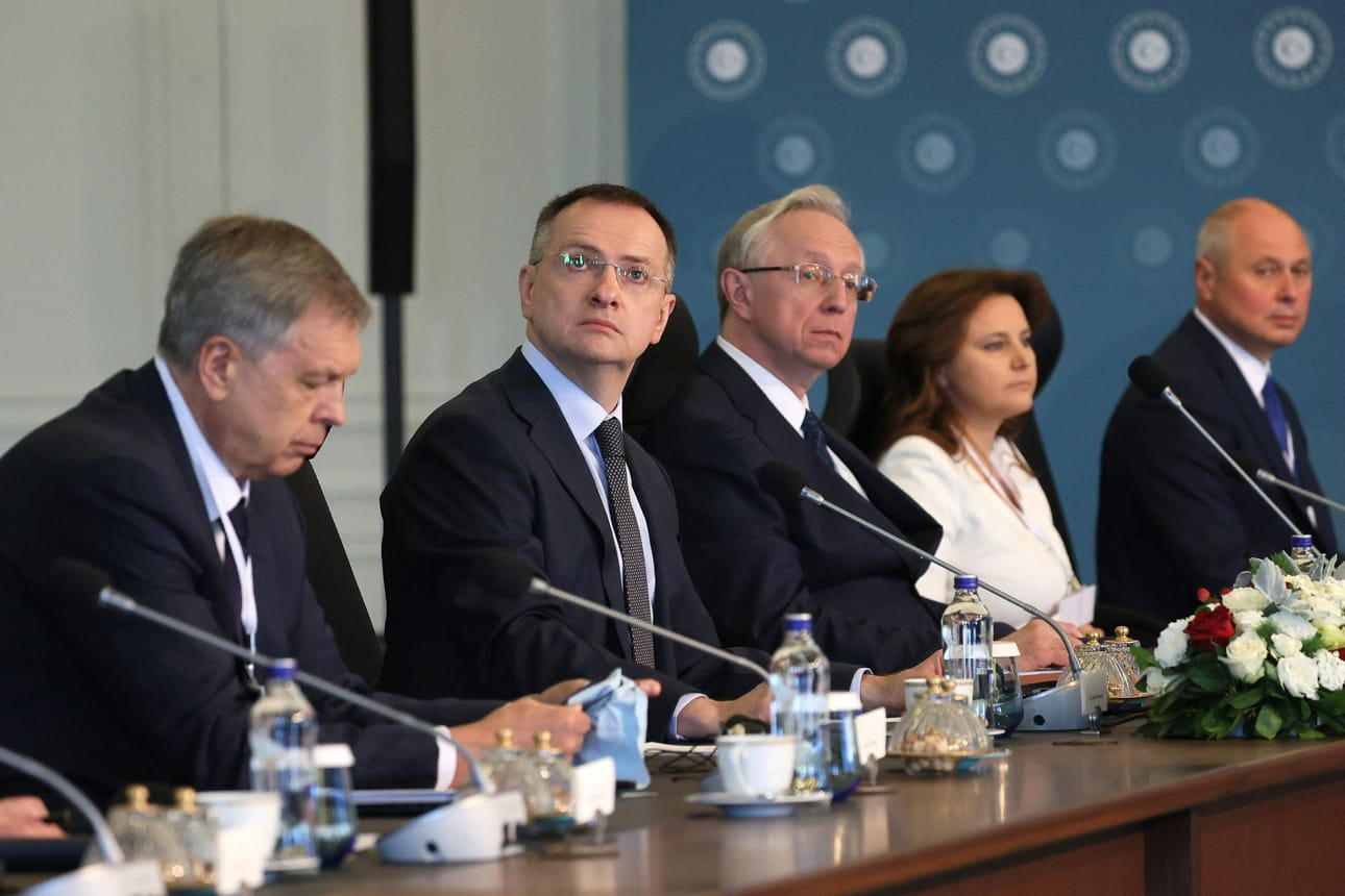 Venäjän valtuuskuntaa Istanbulissa johti presidentti Vladimir Putinin avustaja Vladimir Medinski (toinen vasemmalta), joka johti valtuuskuntaa myös toukokuun tapaamisessa. AFP/LEHTIKUVA