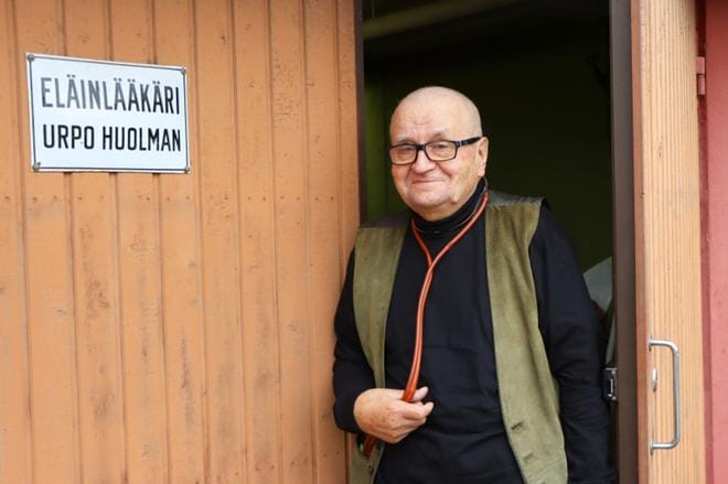 Urpo Huolmanin pitkän työskentelyn on mahdollistanut hyvä kunto. Hän sanoo päivän menevän pilalle, jos hän ei opi jotain uutta. KUVA: HENNA NEVALA