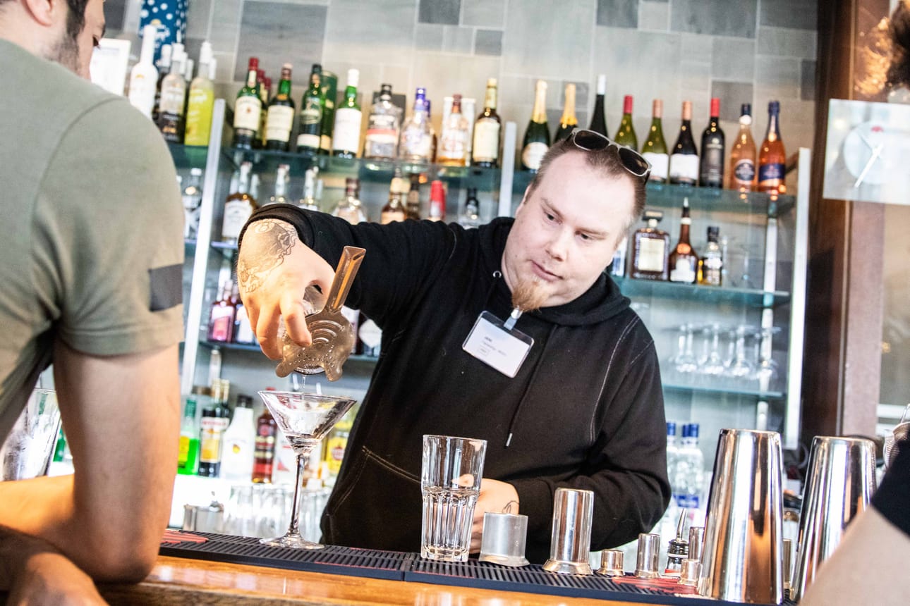 Jani Särkiniva kuuli Lapin matkailu- ja ravintola-alalle valmentavasta koulutuksesta alun perin VMP:n toimiston kautta. ”Konsepti on todella toimiva. On ollut hienoa päästä tekemään niin paljon itse. Alalla on myös paljon muistettavaa, joten mielestäni on hyvä, että koulutuksessa kerrataan paljon”, toteaa Särkiniva.