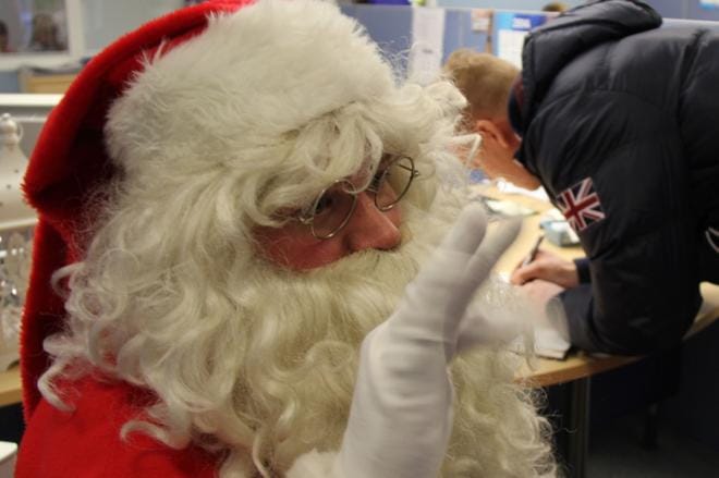 Joulupukilla pitää kiirettä, että hän ehtii kolmen pitäjän joulunavauksiin huomenna ja lauantaina. Kortesjärven ja Ylihärmän joulunavaukset ovat huomenna, Kauhavan lauantaina. Alahärmässä joulunavaus on viikon päästä, 5.12. Komiat-lehden konttorillakin joulupukki on takavuosina vieraillut, minkä ikuisti kameraan toimittaja Mia Kärkkäinen.