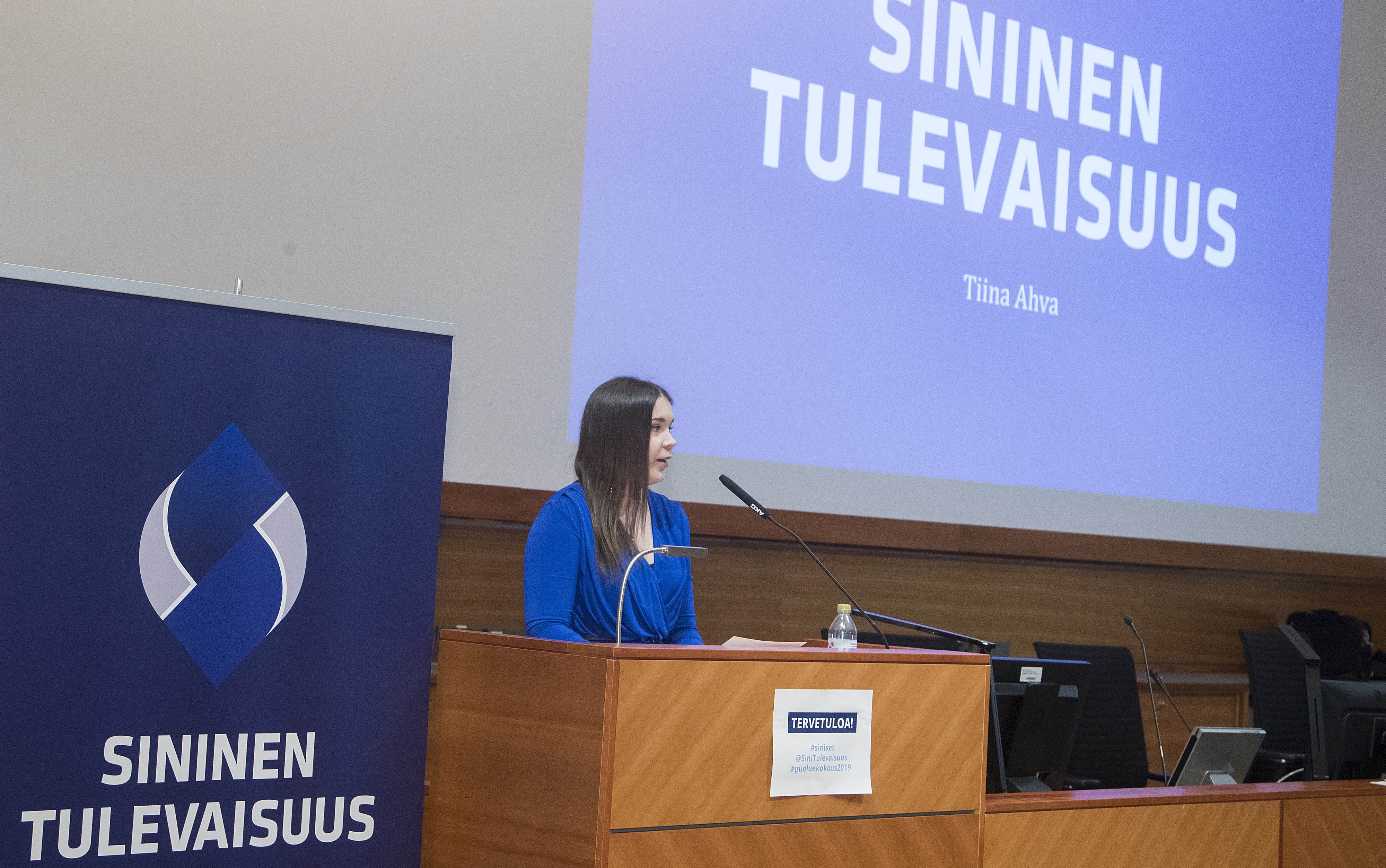 Sinisiin pukeutunut varapuheenjohtaja Tiina Ahva korosti avauspuheessaan, että sinisillä on vielä tehtävänsä Suomen puoluekentässä ja rakennustyö on vasta alussa.