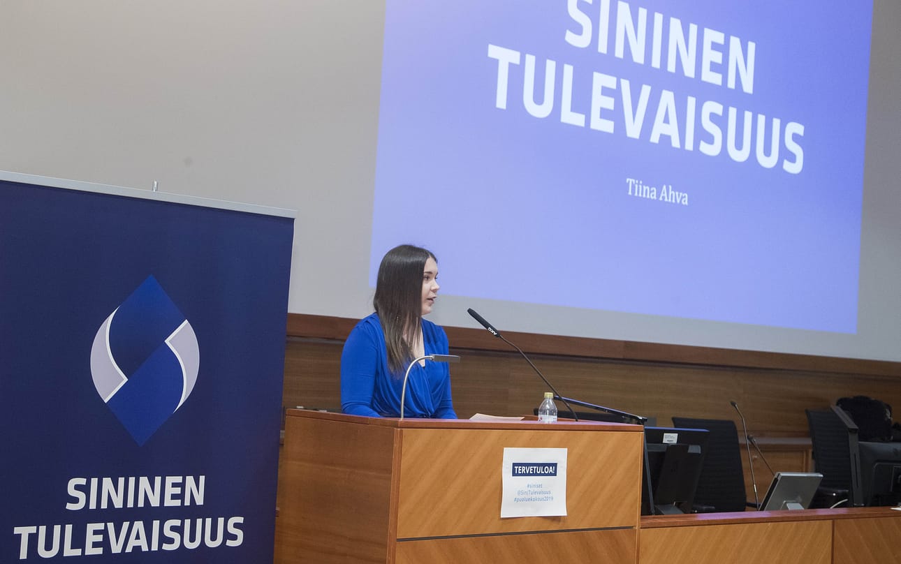 Sinisiin pukeutunut varapuheenjohtaja Tiina Ahva korosti avauspuheessaan, että sinisillä on vielä tehtävänsä Suomen puoluekentässä ja rakennustyö on vasta alussa.