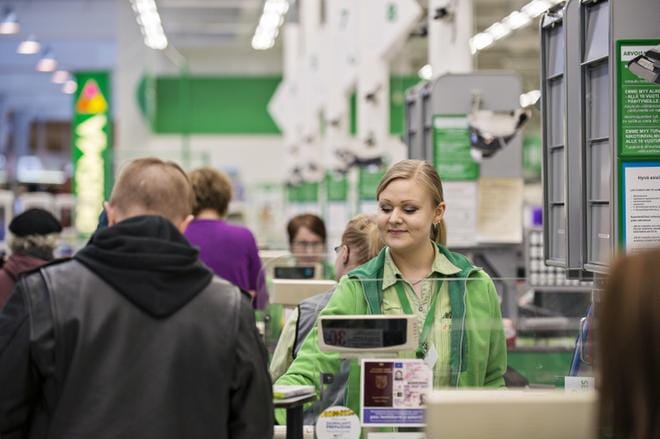 Sinna Pohjalainen rahoittaa opintojaan Hämeen ammattikorkeakoulussa tekemällä töitä marketissa. Opintolainaa hän haluaa välttää viimeiseen asti. Kuva: Lassi Puhtimäki