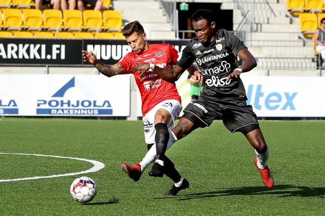 SJK:n Jude Arthur ja takavuosina Seinäjoellakin pelannut FC Lahden Josu taistelivat pallosta jalat solmussa. KUVAT: HEIKKI HAKANEN