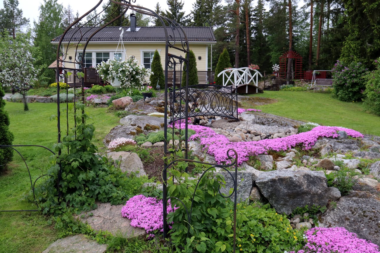 Jos on joskus ajanut Rannanjärventietä, ei ole voinut välttyä huomaamasta Jouppilan upeaa puutarhaa.
