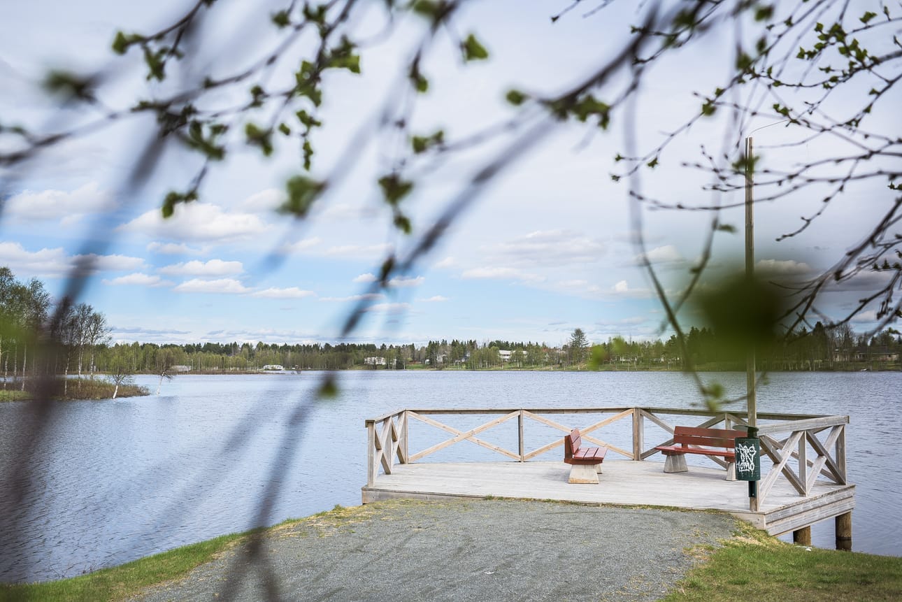 Kelanrannassa voi hyvällä ilmalla istuskella laiturilla.