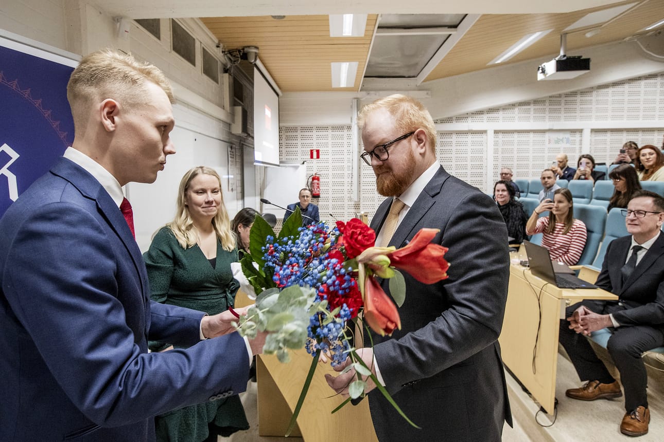 Rovaniemen kaupunginvaltuuston puheenjohtaja Eemeli Kajula ja kaupunginhallituksen puheenjohtaja Susanna Viitala onnittelivat Joonas Hännistä, joka voitti kaupunginjohtajan vaalin selkein luvuin.