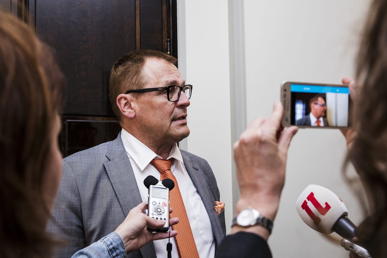 Sinisen tulevaisuuden puolueaktiivit esittivät Iltalehden jutussa vakavia syytteitä sinisten entistä puoluesihteeriä Matti Torvista kohtaan. Torvinen kertoo vastineessaan pitävänsä "äärimmäisen narsistiseksi" kutsumista hyvin loukkaavana väitteenä, varsinkin anonyymisti esitettynä.