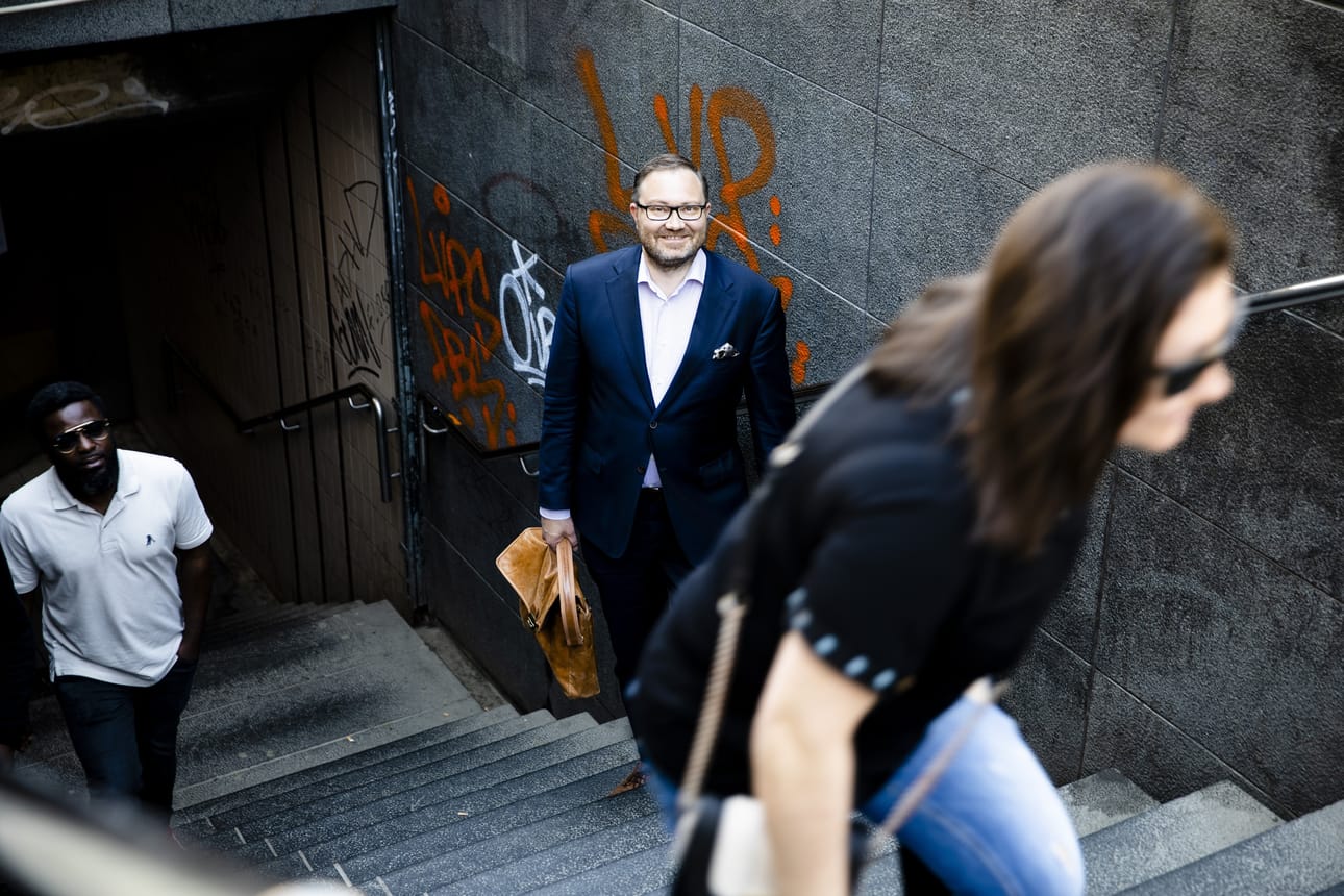 Väestörekisterikeskuksen ylijohtaja Janne Viskari toteaa, että harva ehtii käydä asioimassa virastoissa kesken työpäivän. Siksi on hyvä, että asiat voi hoitaa sähköisesti.