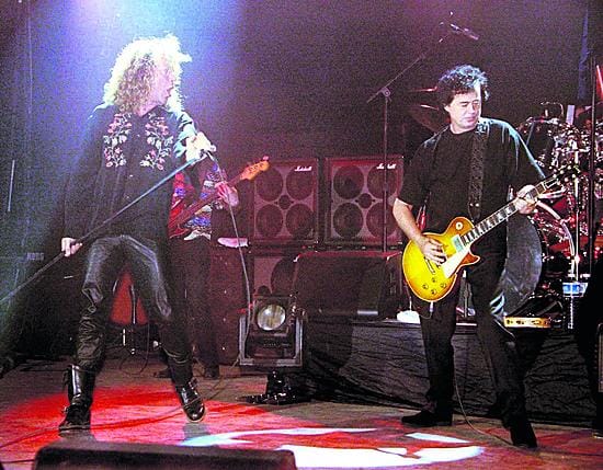 Laulaja Robert Plant (vas.) ja kitaristi Jimmy Page tekivät kymmenisen vuotta sitten Euroopan kiertueen, jolla he soittivat vanhoja Zeppelin-klassikoitaan.