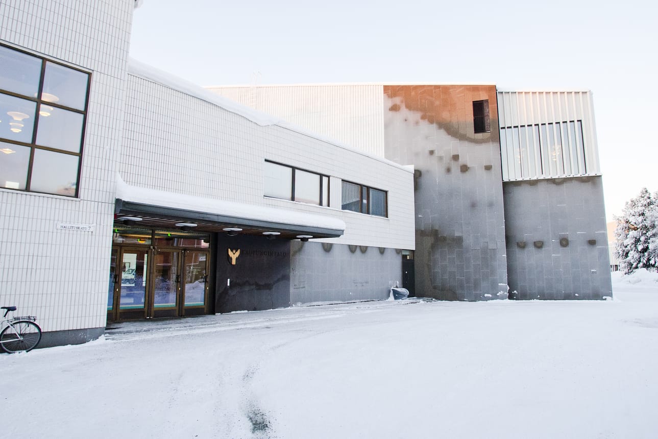 Koronarokotukset annetaan Rovaniemen kaupungintalolle perustetulla rokotuspisteellä.