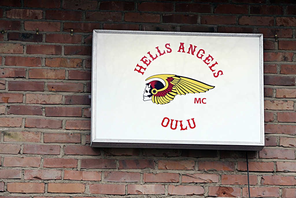 Helvetien enkeleiden kerhotilojen kyltti Laanilassa.