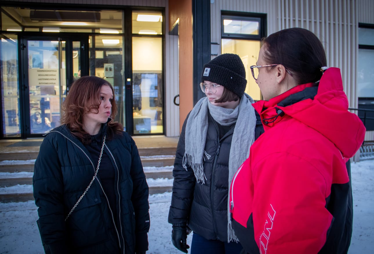Taikatalon kohtalo huolettaa tuposlaisia. Anne Tiirikainen, Petra Parkkinen ja Teresa Heikkilä tietävät, miten tärkeä kirjasto on kyläläisille.