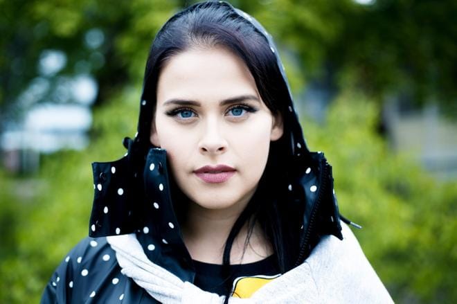 Pietarsaaresta kotoisin oleva Sara Forsberg on julkaissut uuden akustisen version Superpowers-kappaleestaan. Kuva: Anna Tervahartiala / arkisto