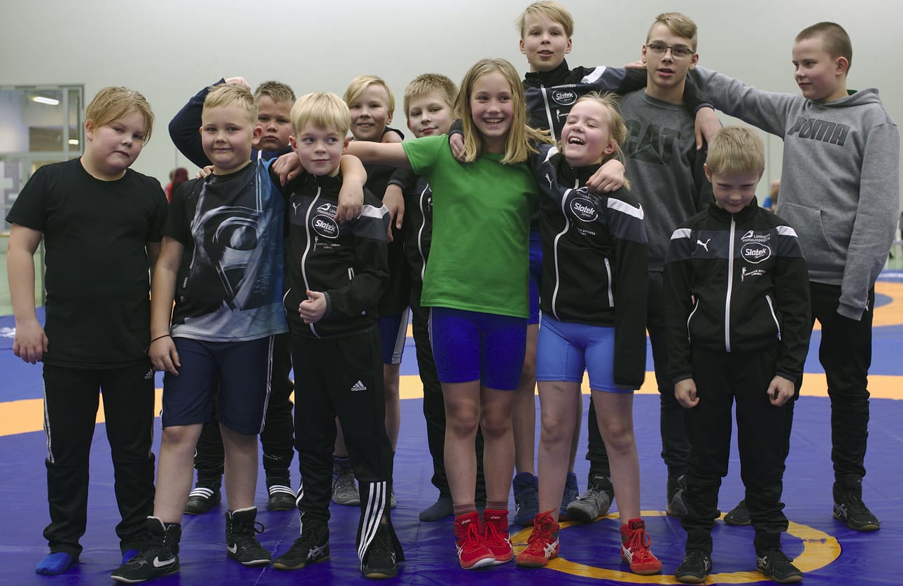 Kuvassa vasemmalta ylhäältä Kimi Jokilehto, Iivari Isokoski, Rasmus Turunen, Eetu Isokoski, Narkus Jaakola, Roope Vanhala, Miro Raatikainen, Iivari Peltoniemi, Aleksi Hosionaho, Enni Meripaasi, Laura Vanhala ja Atte Similä. Aaro Veijola ehti karata ennen kuvausta jo punttisalin puolelle treenaamaan.