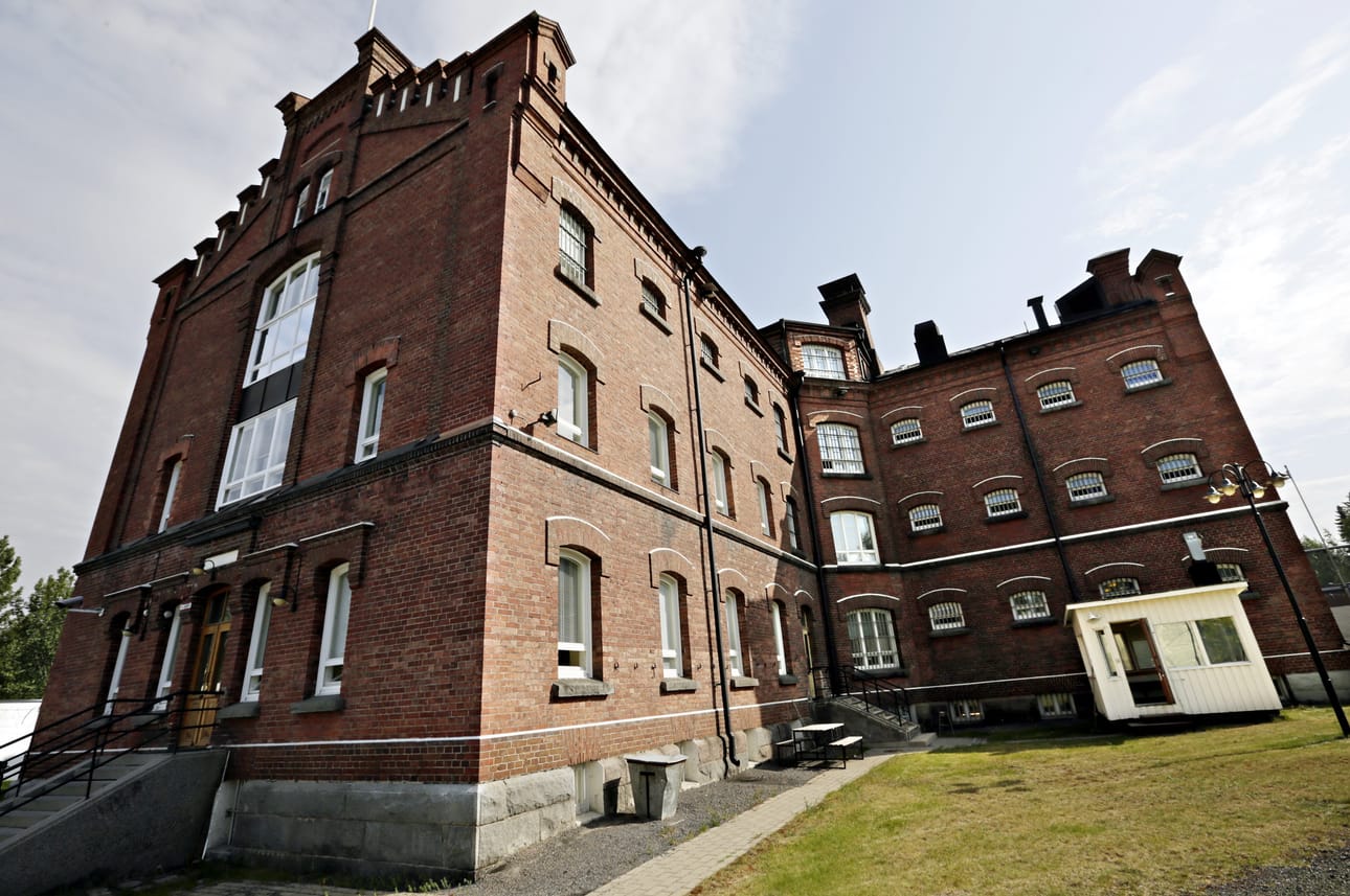 Vankien tietojen luovutuksesta on kiistaa Rikosseuraamuslaitoksen ja oikeusministeriön välillä. Kuvassa Oulun vankila.