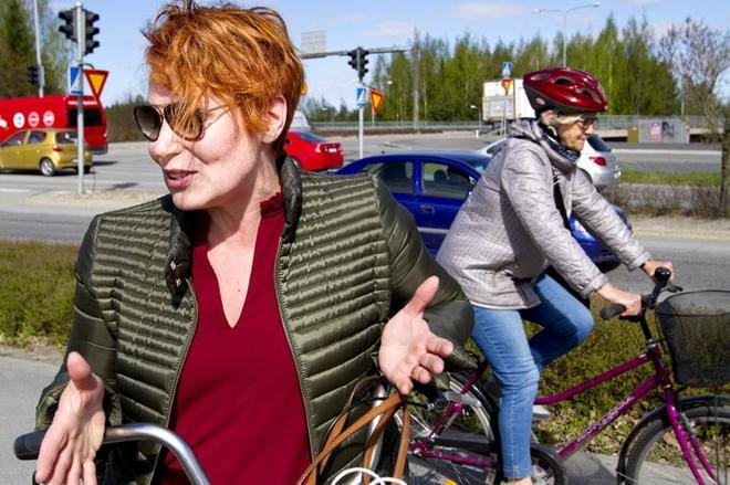 Tytti Isokangas toivoo lisää maalaisjärkeä liikenteeseen niin pyöräilijöille kuin autoilijoille. KUVAT: JARI E. HAKALA