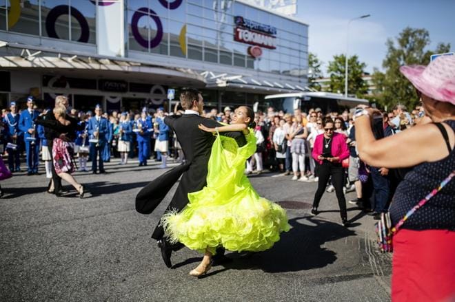 Veeti Lammi ja Laura Levä tanssiseura Botafogosta näyttivät tanssin mallia paraatissa. KUVAT: KRISTA LUOMA