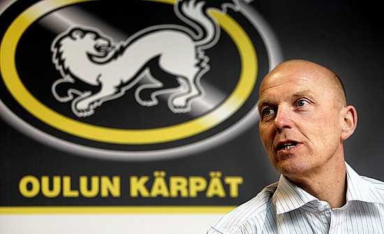 Kärppien uusi luotsi Matti Alatalo treenaa joukkuettaan Raksilan pikkuhallissa jo kolmatta viikkoa.