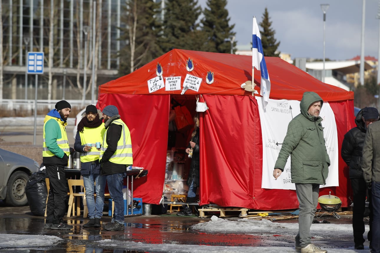 Turvapaikanhakijoiden mielenosoitusteltalle on osoitettu paikka torilta, jonne se siirrettiin viime viikon perjantaina.