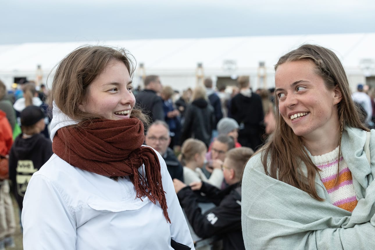 Helsinkiläinen Helmi ja kuopiolainen Adeliina ovat lapsuudenystäviä. Vaikka kaksikon kodit sijaitsevat nykyään eri puolilla Suomea, kohtaavat he toisensa vähintään kerran vuodessa Suviseuroilla.