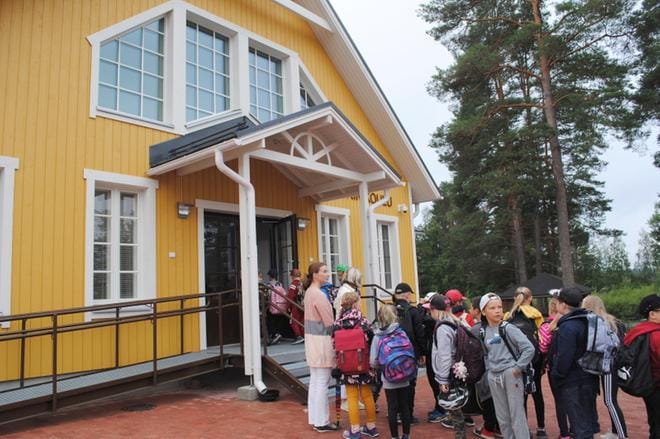 Oppilaat marssivat sisään Tuurin koulun laajennusosaan torstaiaamuna. KUVAT: EEVA-LIISA KULJU